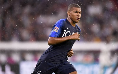 四季体育焦点-克瓦拉茨赫利亚训练中加练头球